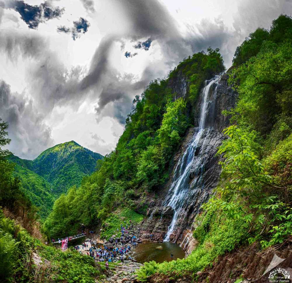 Mençuna Şelalesi - Artvin