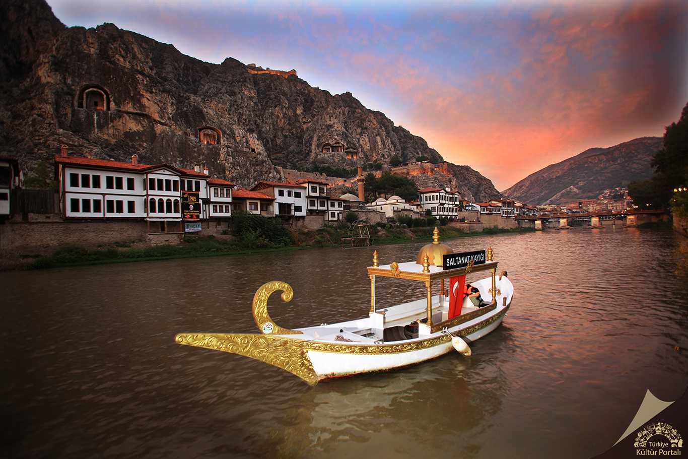 Yalı Boyu Evleri